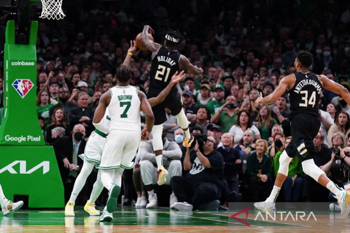 Jrue Holiday hujan pujian seusai bantu Bucks atasi Celtics di Gim 5