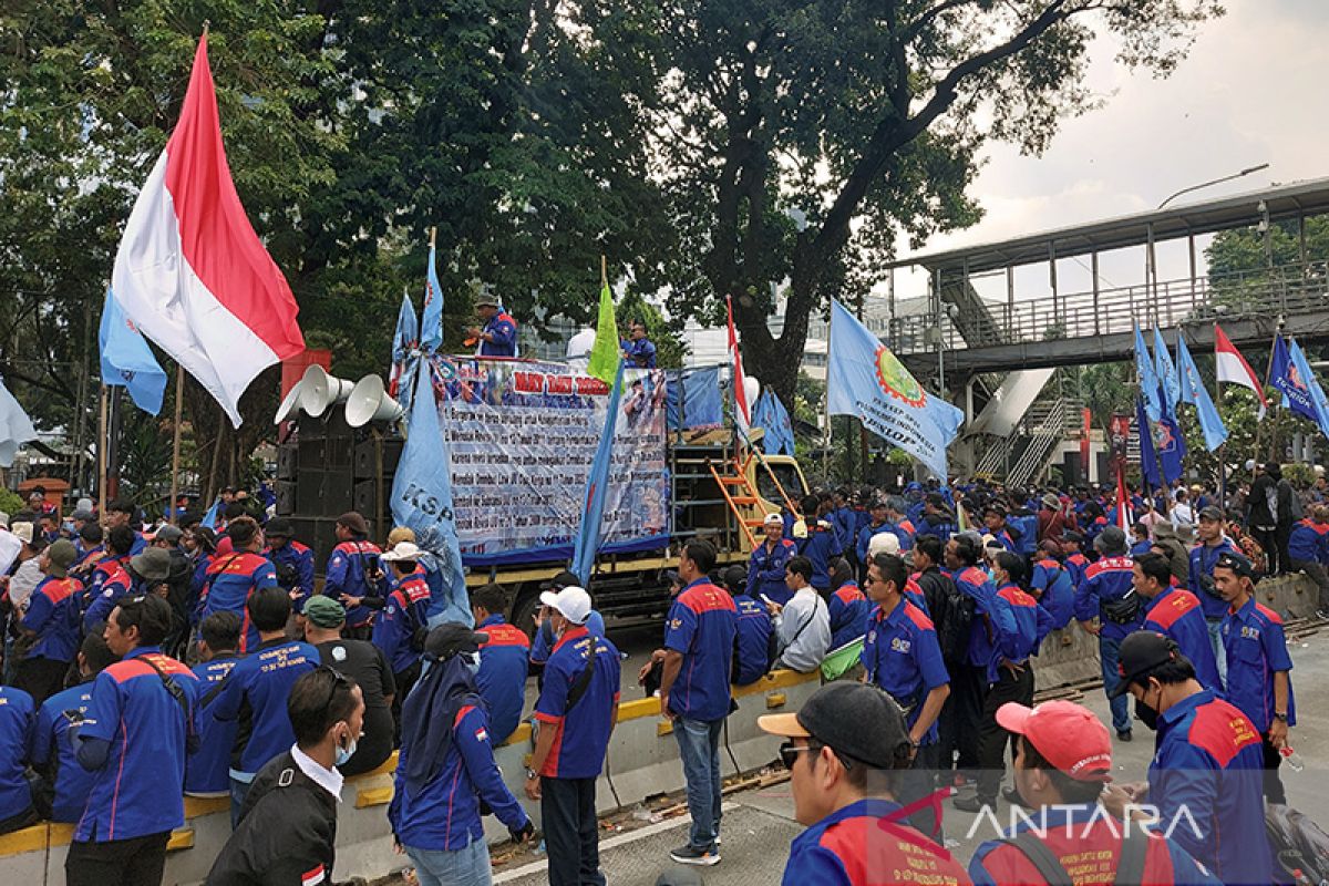 Buruh demo, Polda Metro imbau warga hindari kawasan Senayan pada Sabtu