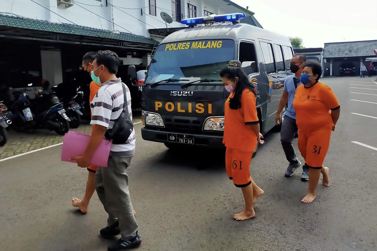 Polisi serahkan tiga tersangka jaksa gadungan ke kejaksaan