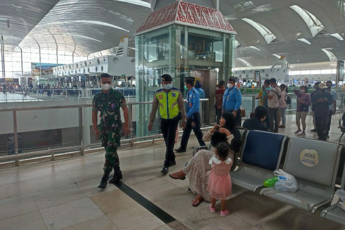 Pastikan penumpang taati protokol kesehatan, Polsek Bandara Kualanamu laksanakan Operasi Yustisi