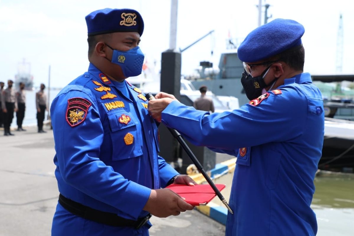 Kabaharkam Polri berikan penghargaan personel tangkap 49 kg ganja