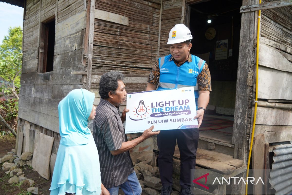 Donasi pegawai PLN UIW Sumbar listriki rumah warga kurang mampu