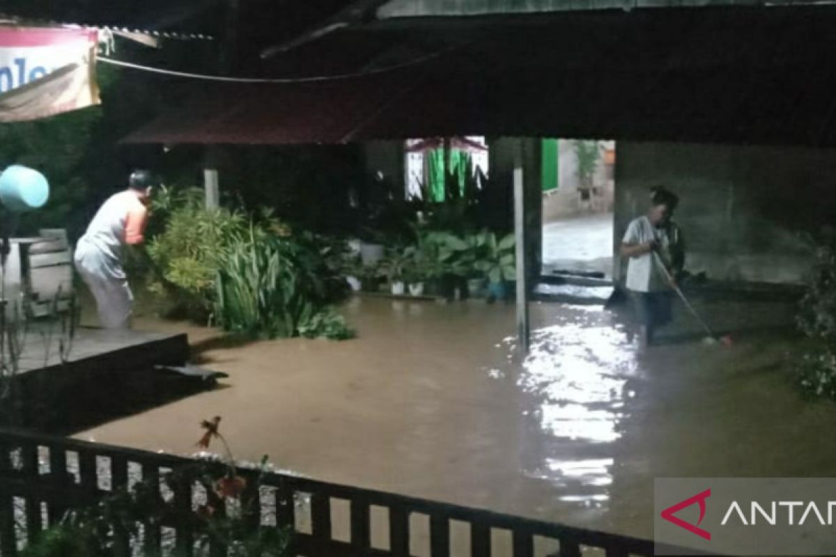 Banjir landa rumah dan sawah warga Desa Korobono  Kabupaten Poso
