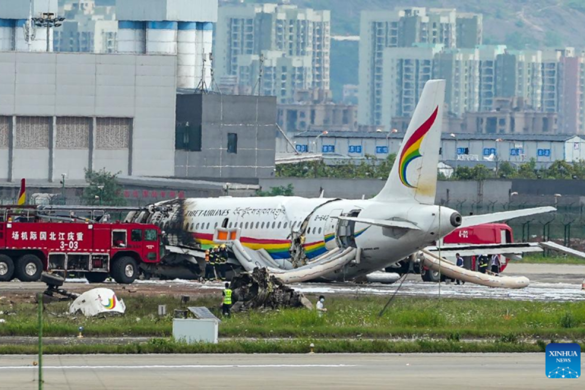 Pesawat Tibet Airlines angkut 133 orang penumpang terbakar