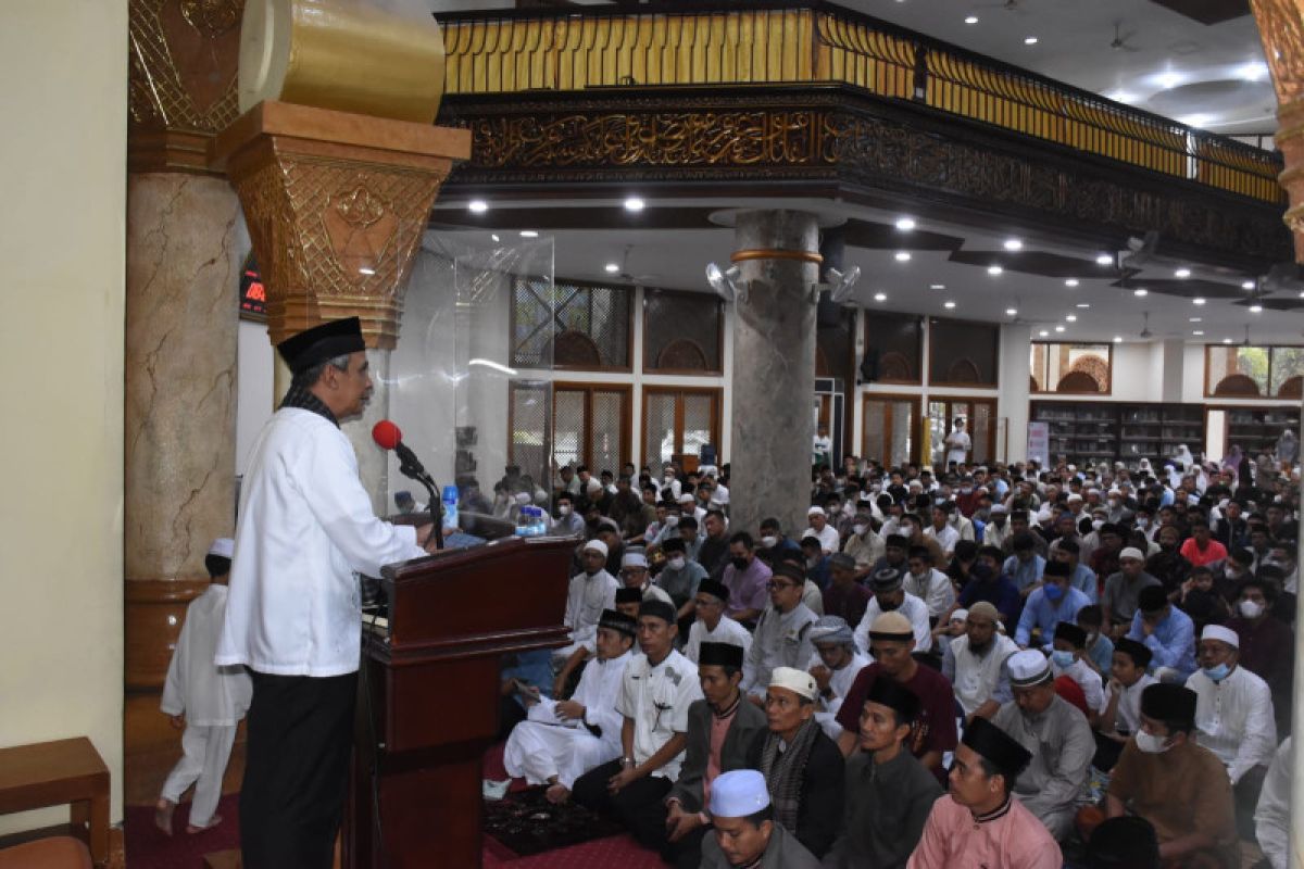Ribuan Masyarakat Salat Idul Fitri di Masjid Raya Jabal Rahmah PT Semen Padang