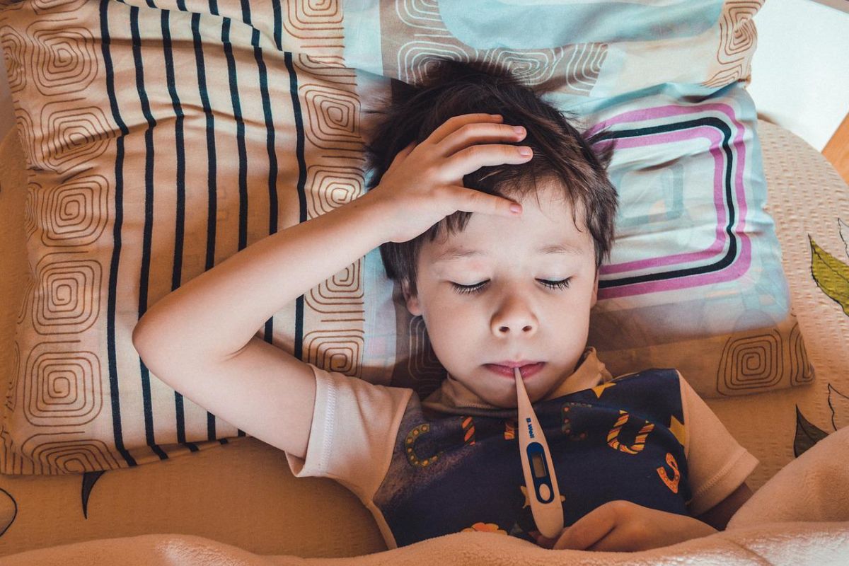 Dokter anjurkan orang tua pantau tanda dehidrasi saat anak demam