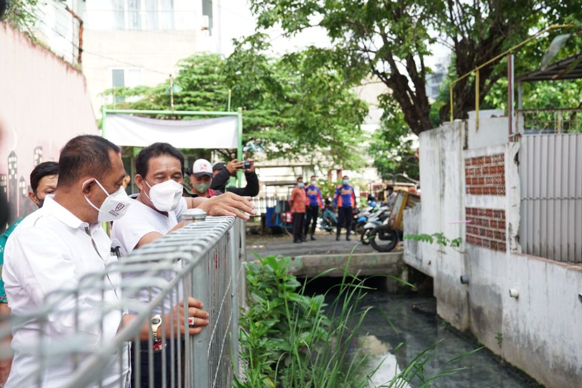Pemkot Surabaya tertibkan bangunan liar di atas saluran air secara bertahap