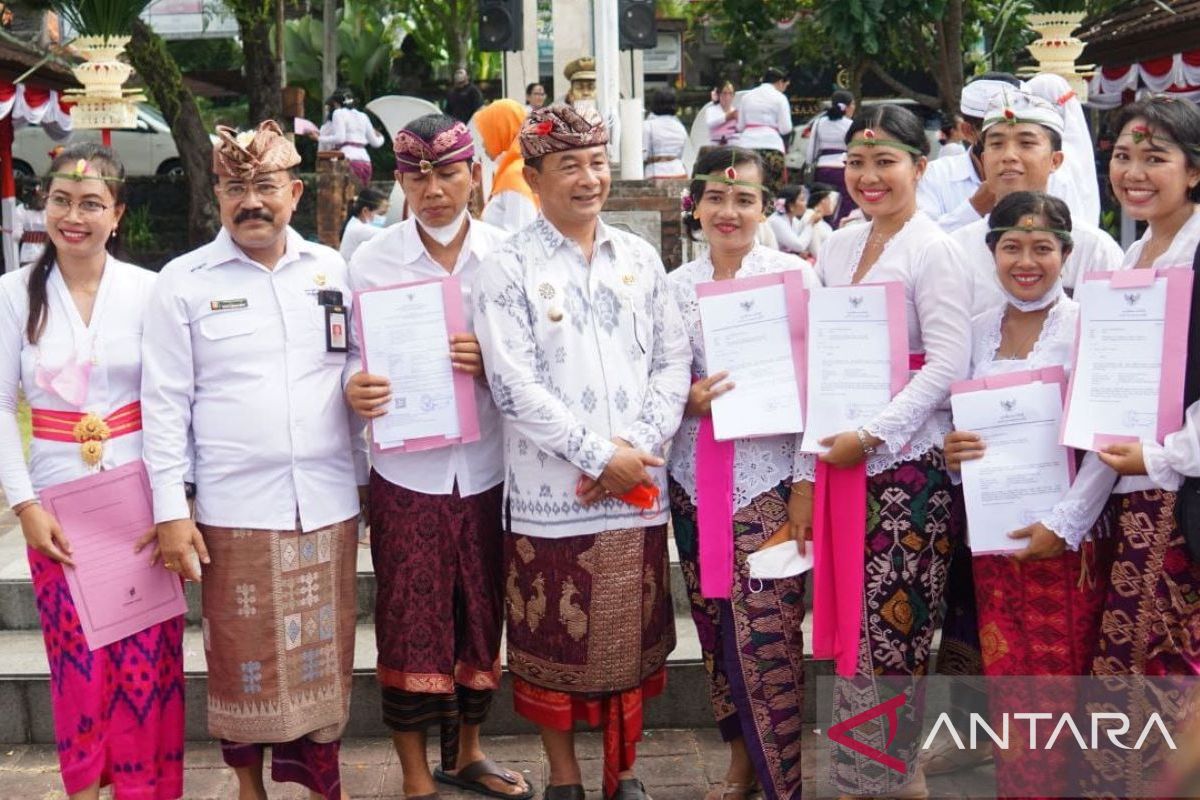 Bupati Karangasem serahkan SK ratusan CPNS dan PPPK saat peringatan Hardiknas