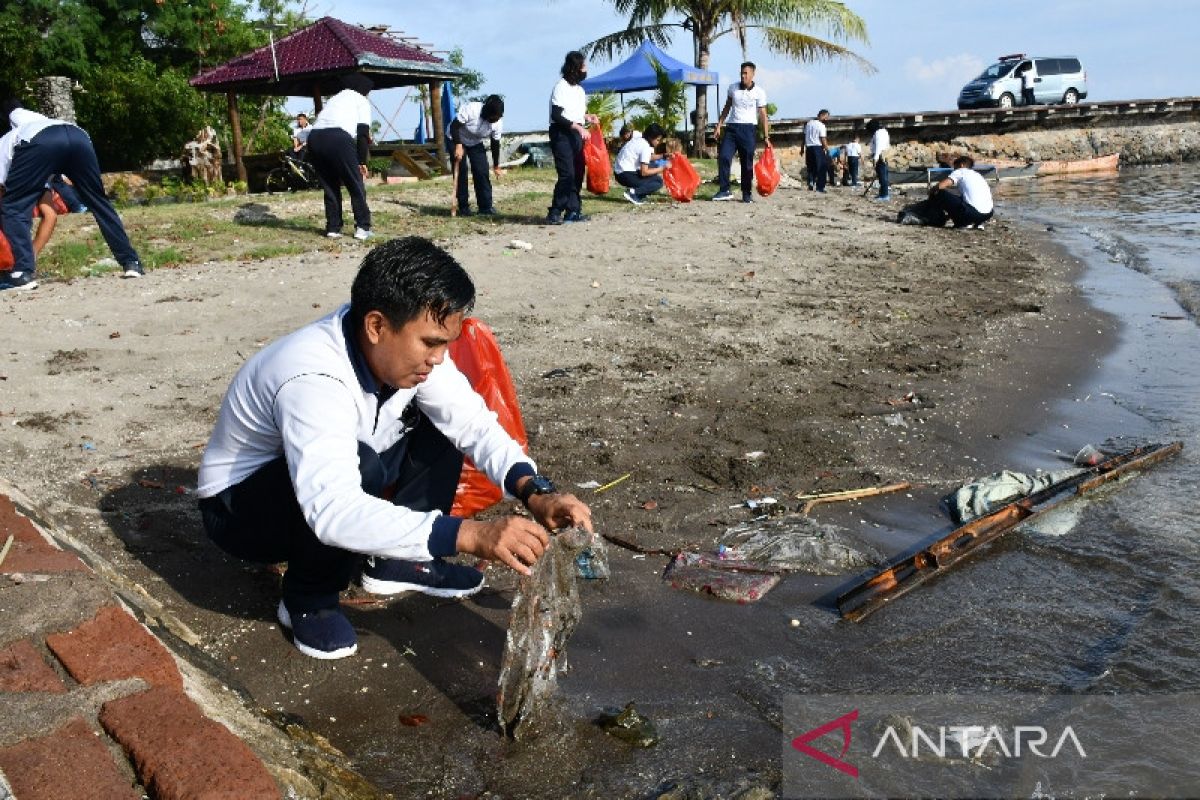 Prajurit Lantamal VI Makassar gelar kegiatan bersih-bersih pantai