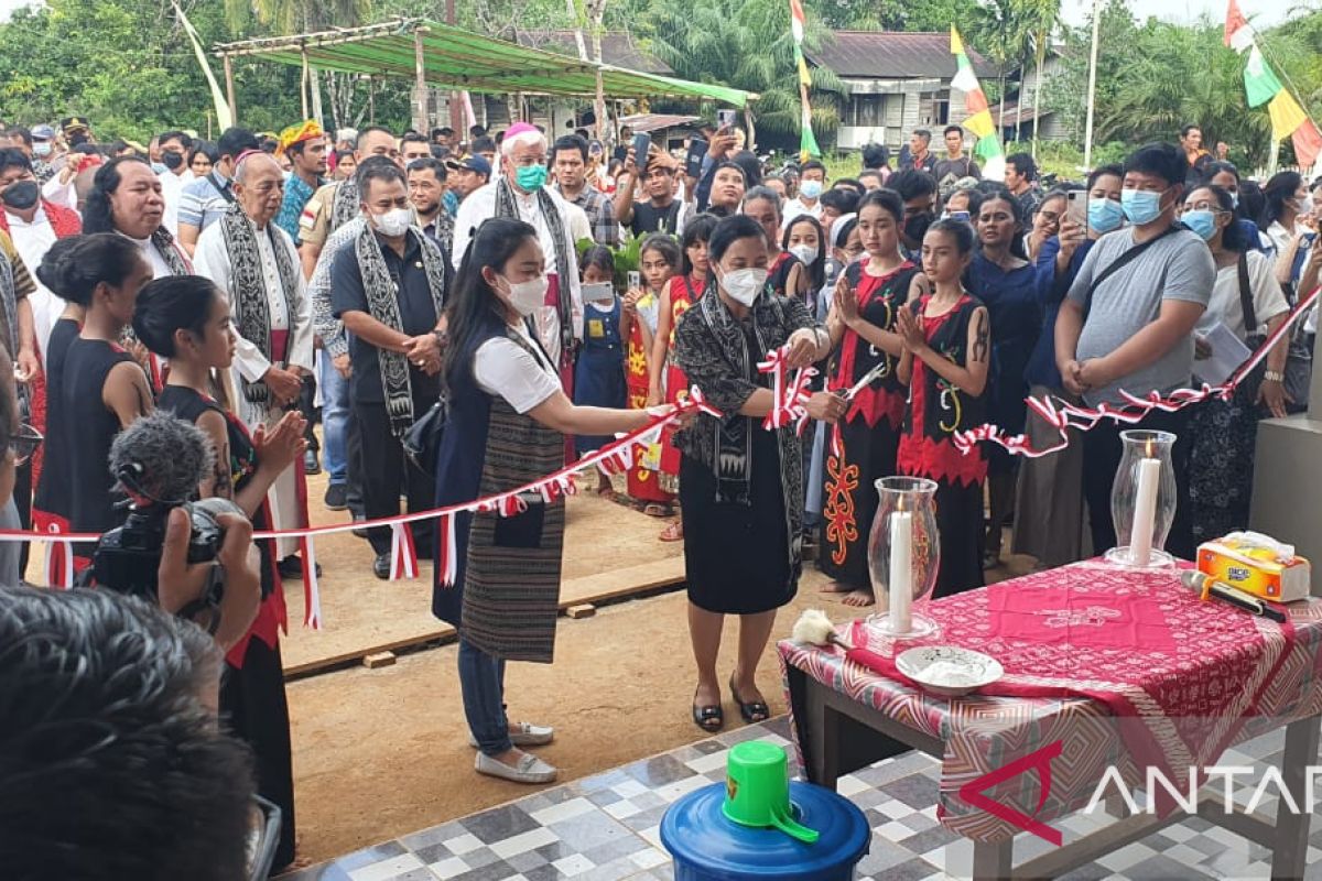 Uskup Sanggau Berkati Gereja SP 1 Merbang