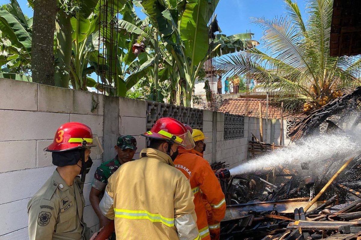 Api bakaran sampah merembet ke kandang sapi dan rumah di Trenggalek