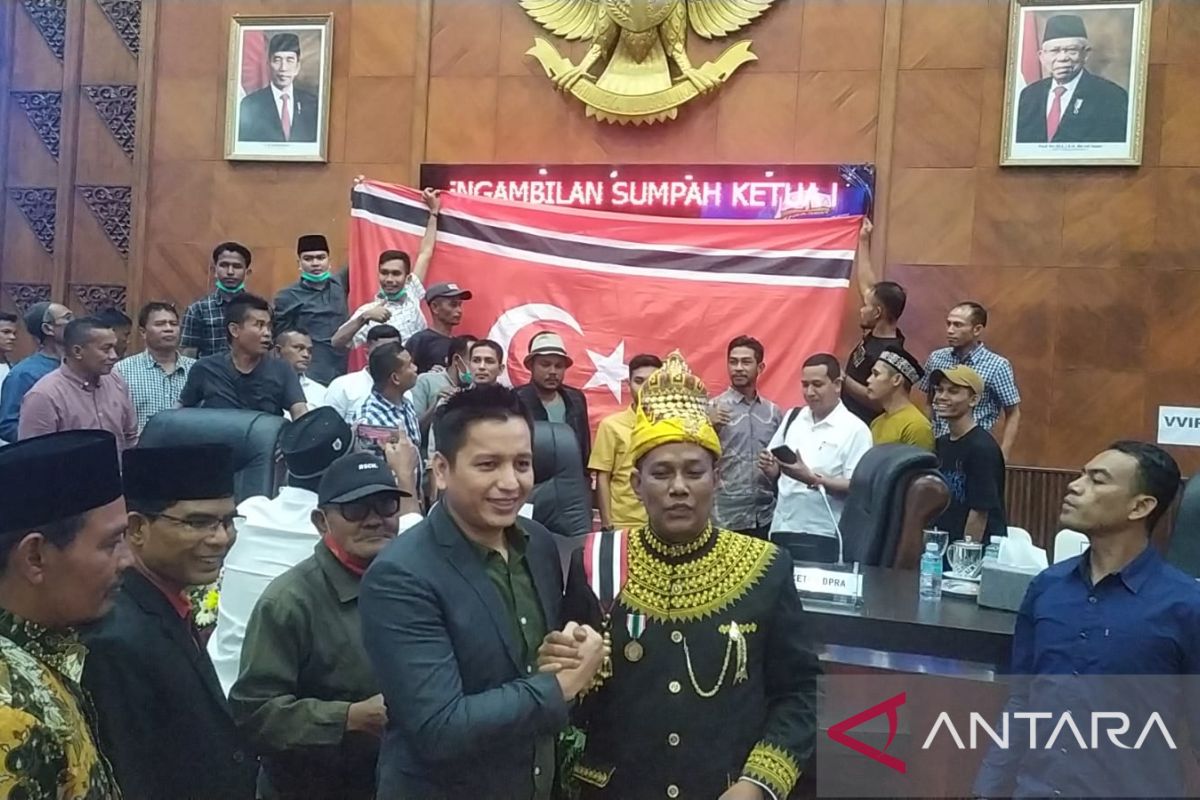 Pon Yahya resmi dilantik sebagai Ketua DPR Aceh, begini prosesi pelantikannya