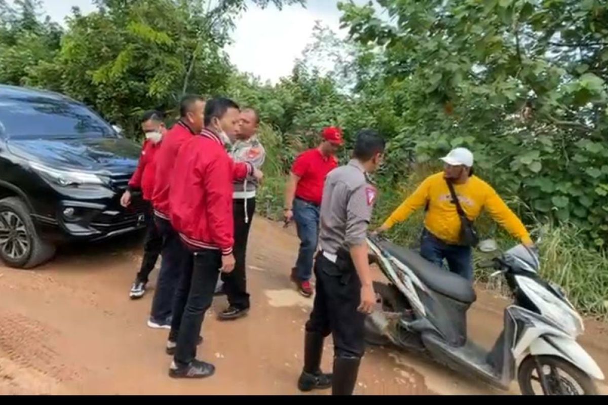 Warga Sukadana gunakan sepeda motor hadang rombongan PDIP