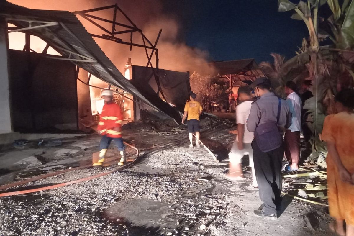 Pabrik jajanan sanghai Gangsar di Tulungagung terbakar