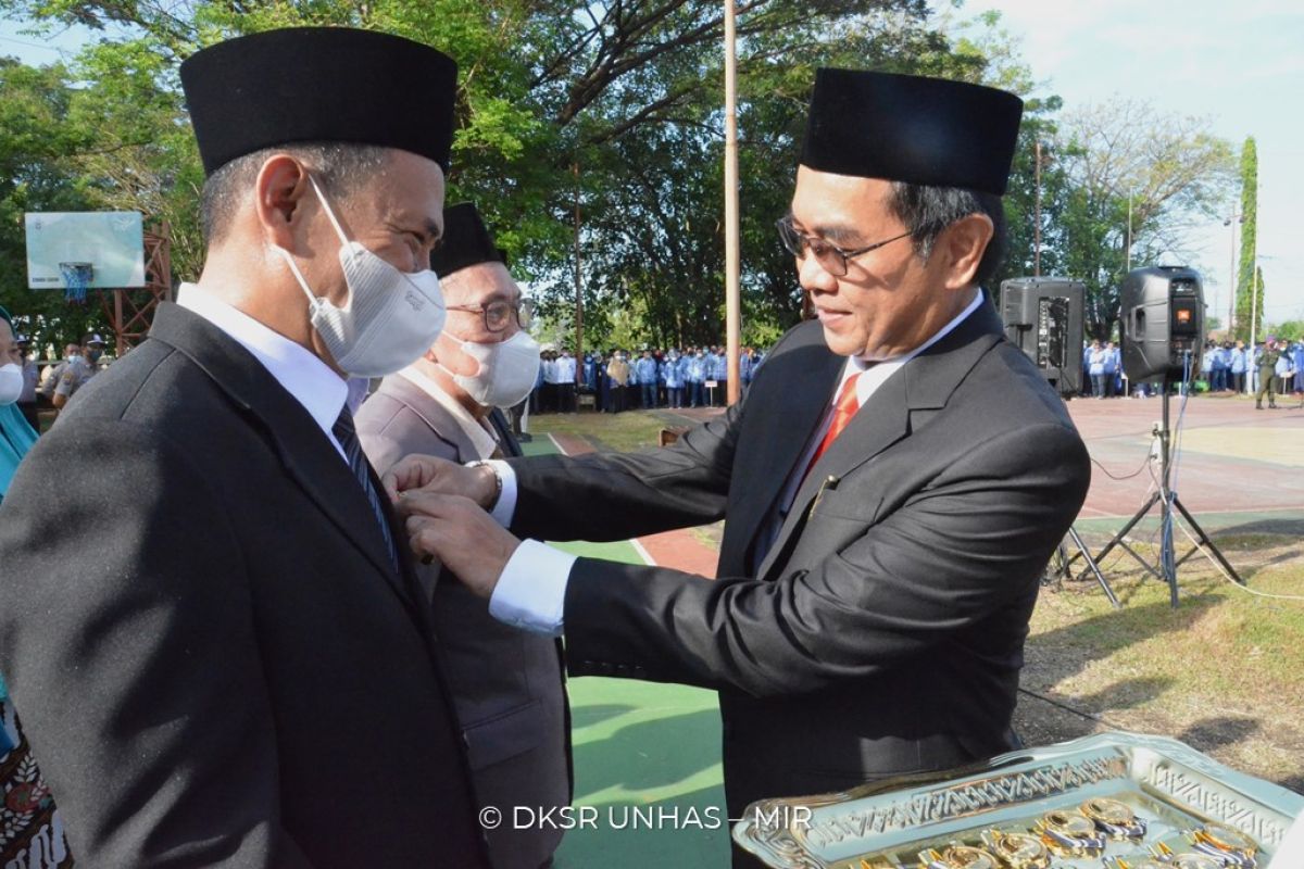 75 dosen Unhas terima Satyalencana Karya Satya dari Presiden RI