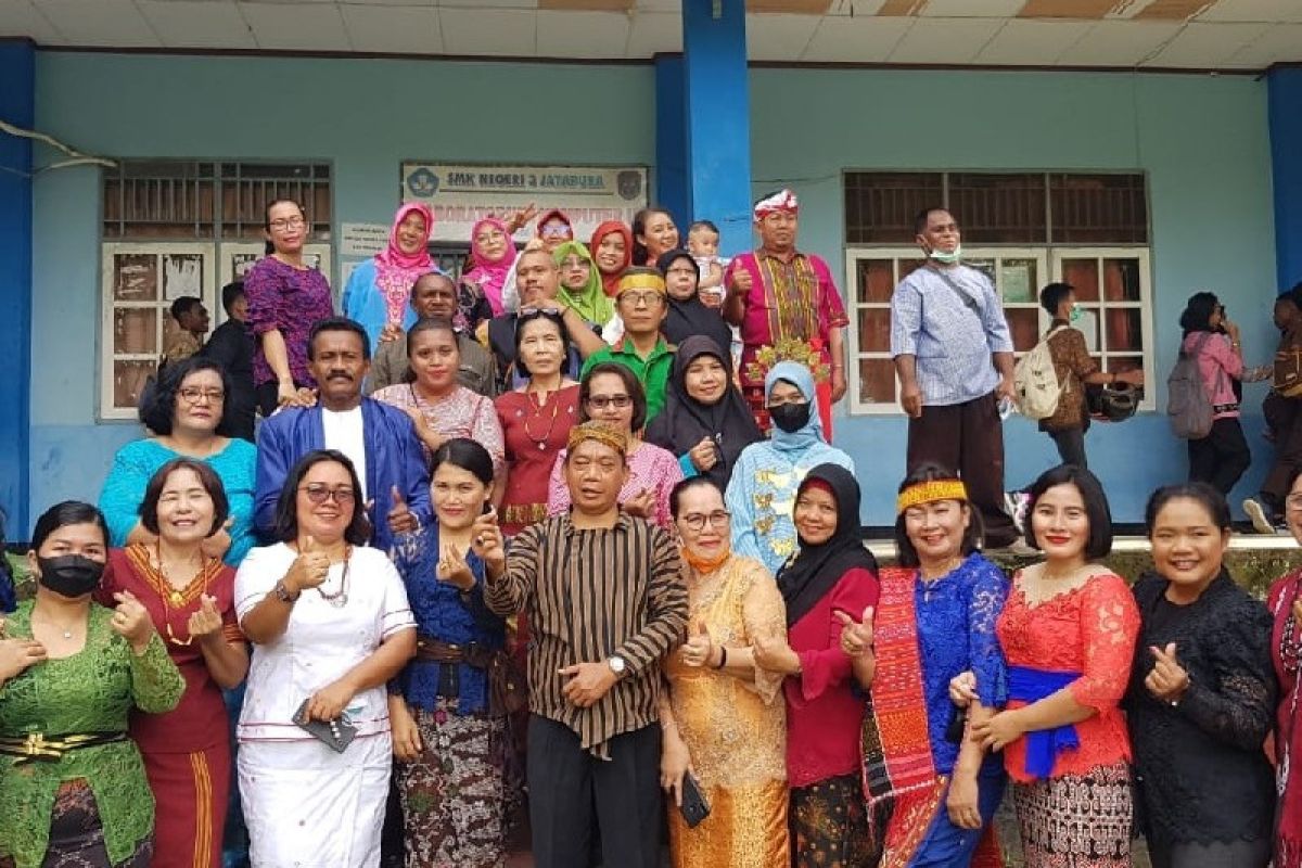 Guru bersama pelajar SMK 3 Jayapura peringati Hardiknas 2022