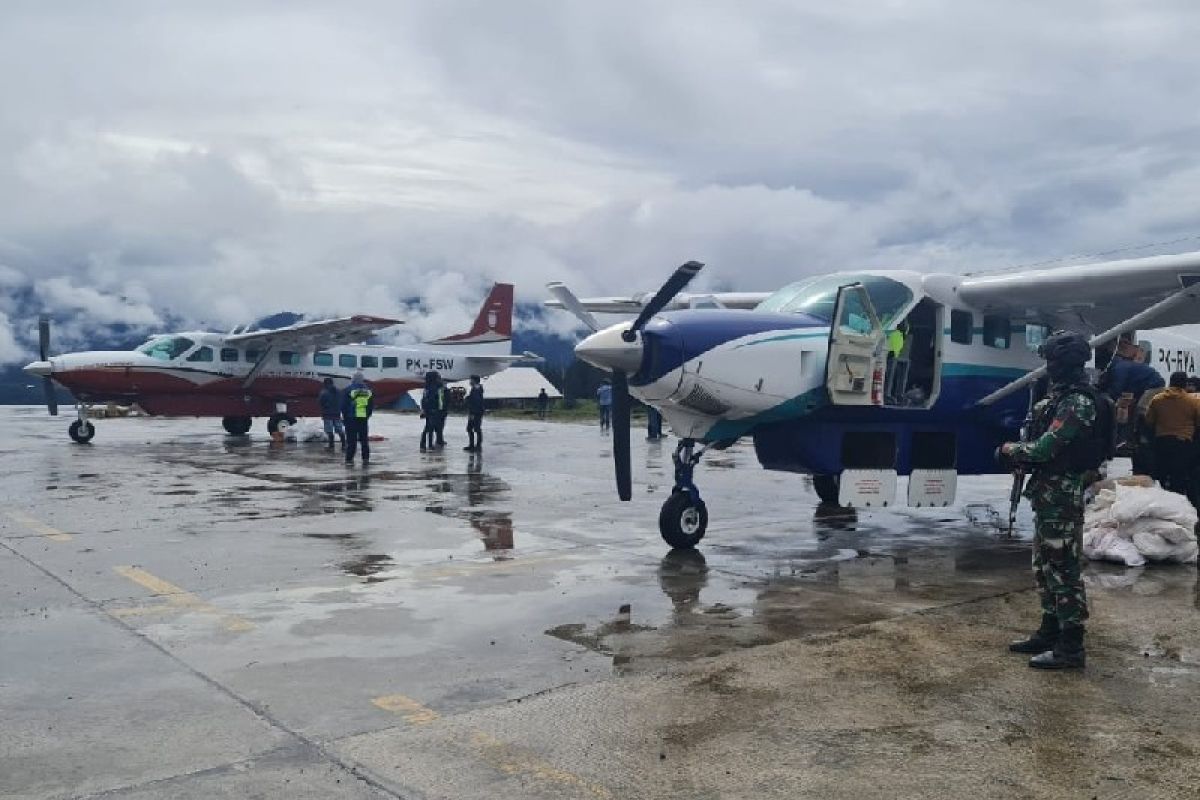 KKB tembak pesawat Asian One saat mendarat di bandara Aminggaru