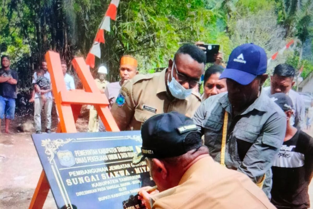 Bupati Tambrauw resmikan sejumlah fasilitas saat akhir masa jabatan