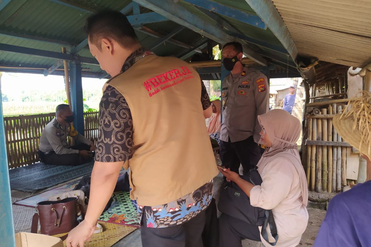 Polres-Distanak sidak pasar hewan dan RPH di Lombok Tengah mencegah PMK