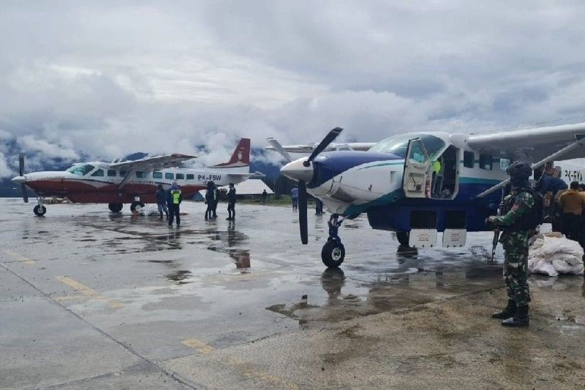 KKB dilaporkan tembaki pesawat Asian One saat mendarat di bandara Aminggaru