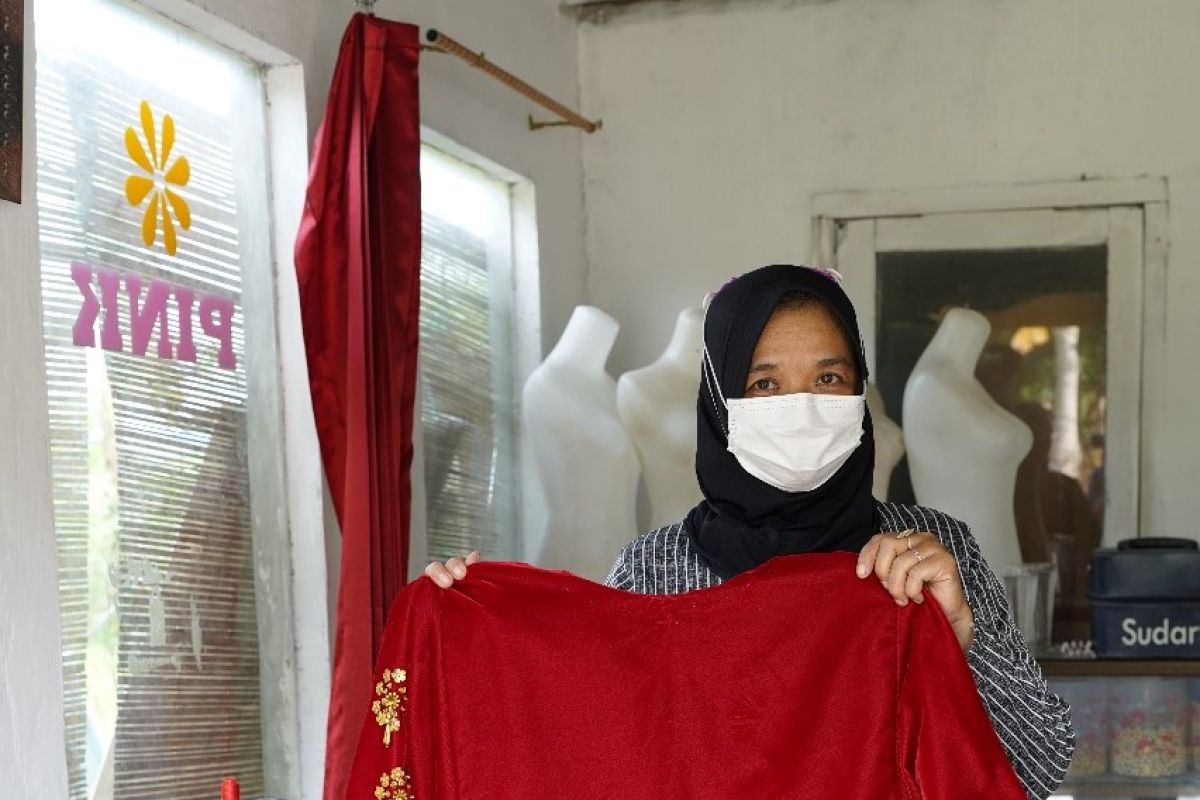 Surdarti perajin baju adat Bangka yang masih eksis