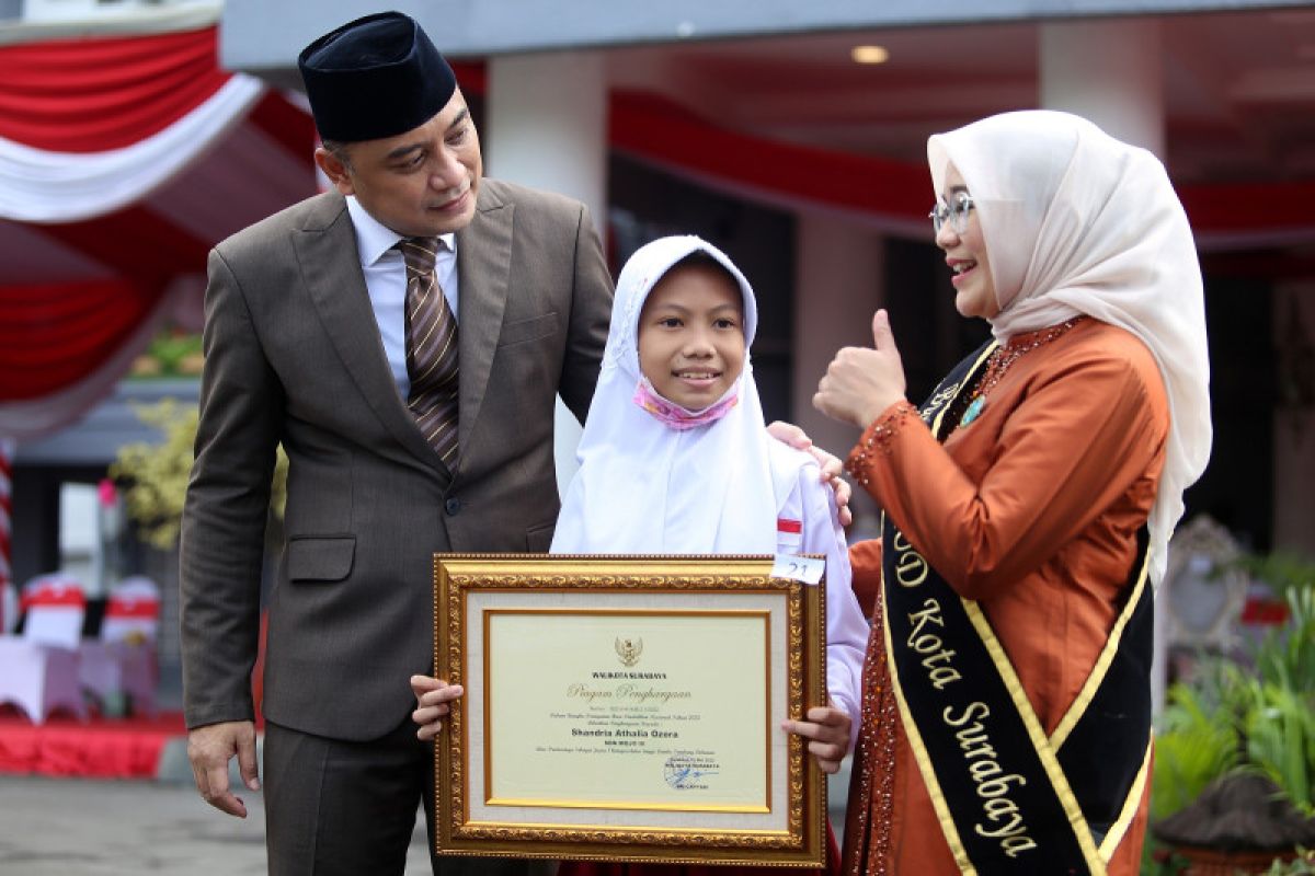 Mayor presents commendations to students on National Education Day