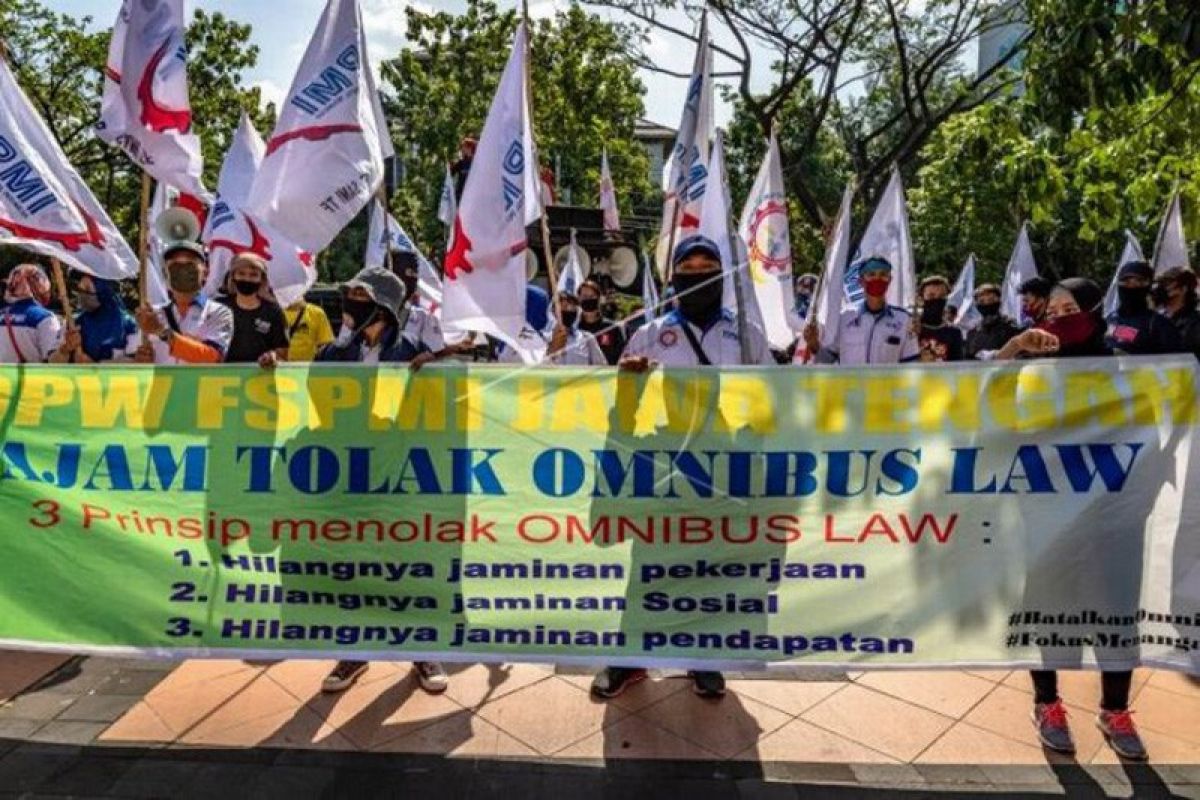 Komisi III DPR usul omnibus law di-Indonesiakan