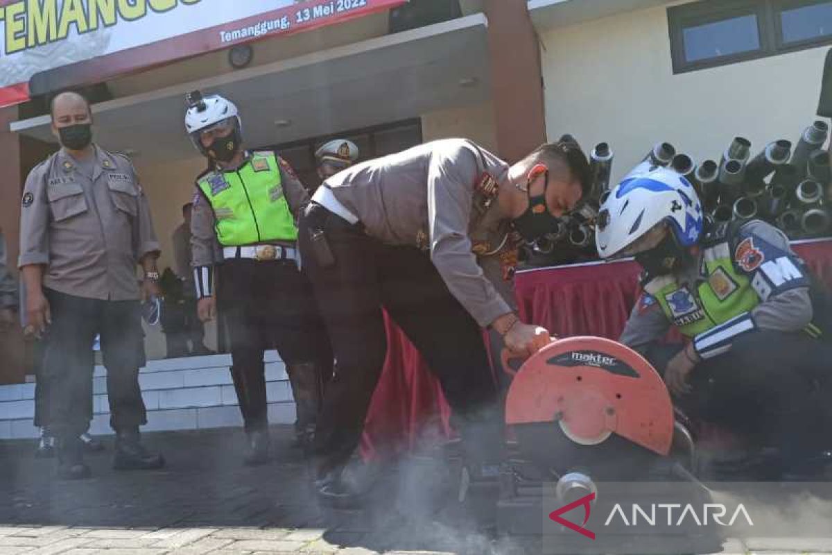 Polres Temanggung musnahkan ratusan knalpot tidak sesuai standar