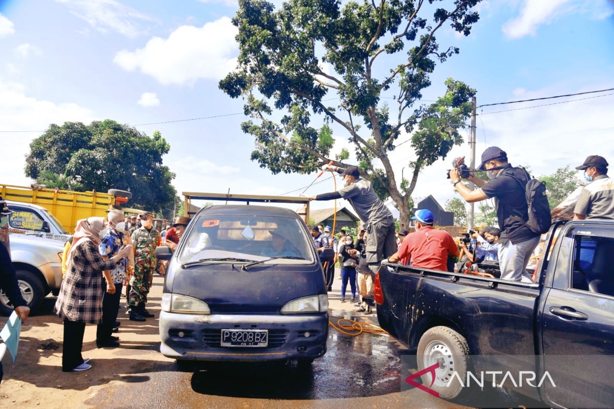 Pasar hewan di Lumajang disemprot disinfektan cegah penularan PMK