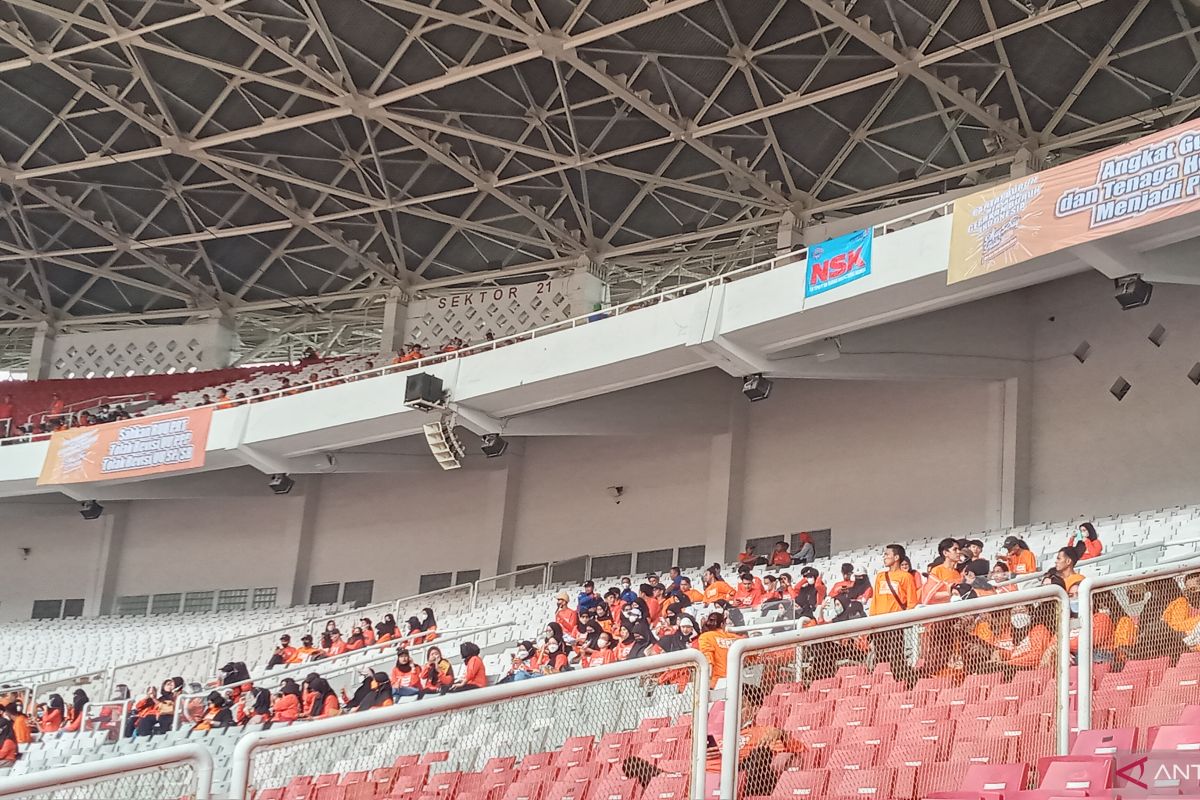 Massa buruh sebagian besar berbaju oranye memasuki Stadion GBK hadiri May Day Fiesta