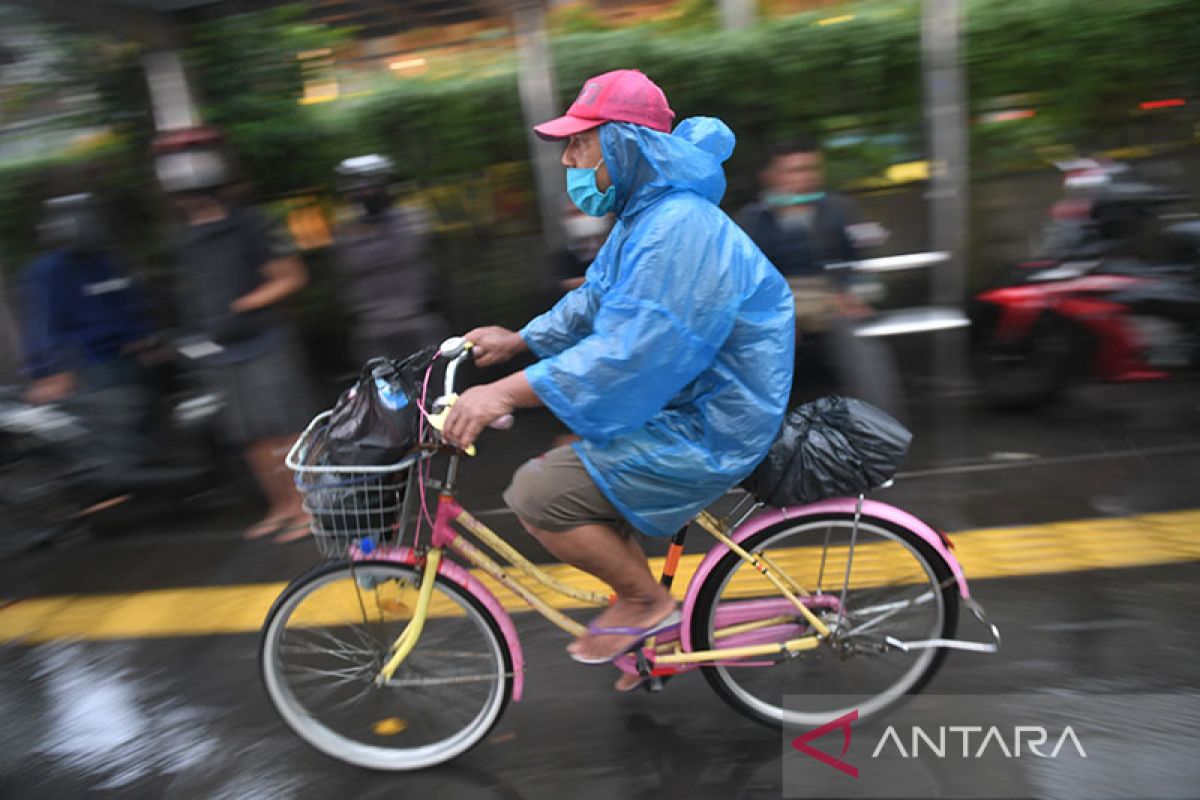 Jaksel dan Jaktim hujan disertai petir pada Sabtu siang