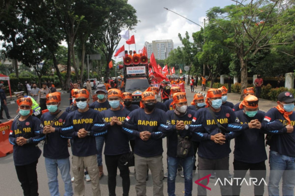 Ratusan buruh gelar demonstrasi di Palembang