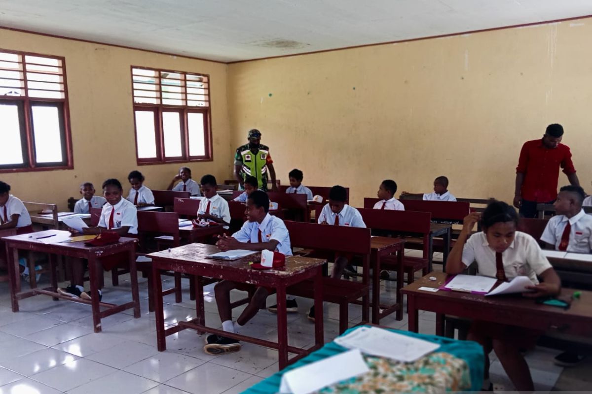 Babinsa ikut mengawas pelaksanaan ujian sekolah dasar di Biak