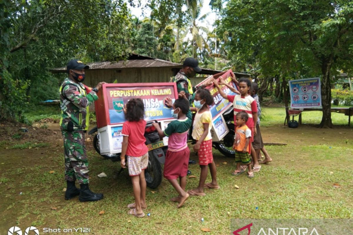 Babinsa berikan semangat anak belajar melalui perpustakaan keliling