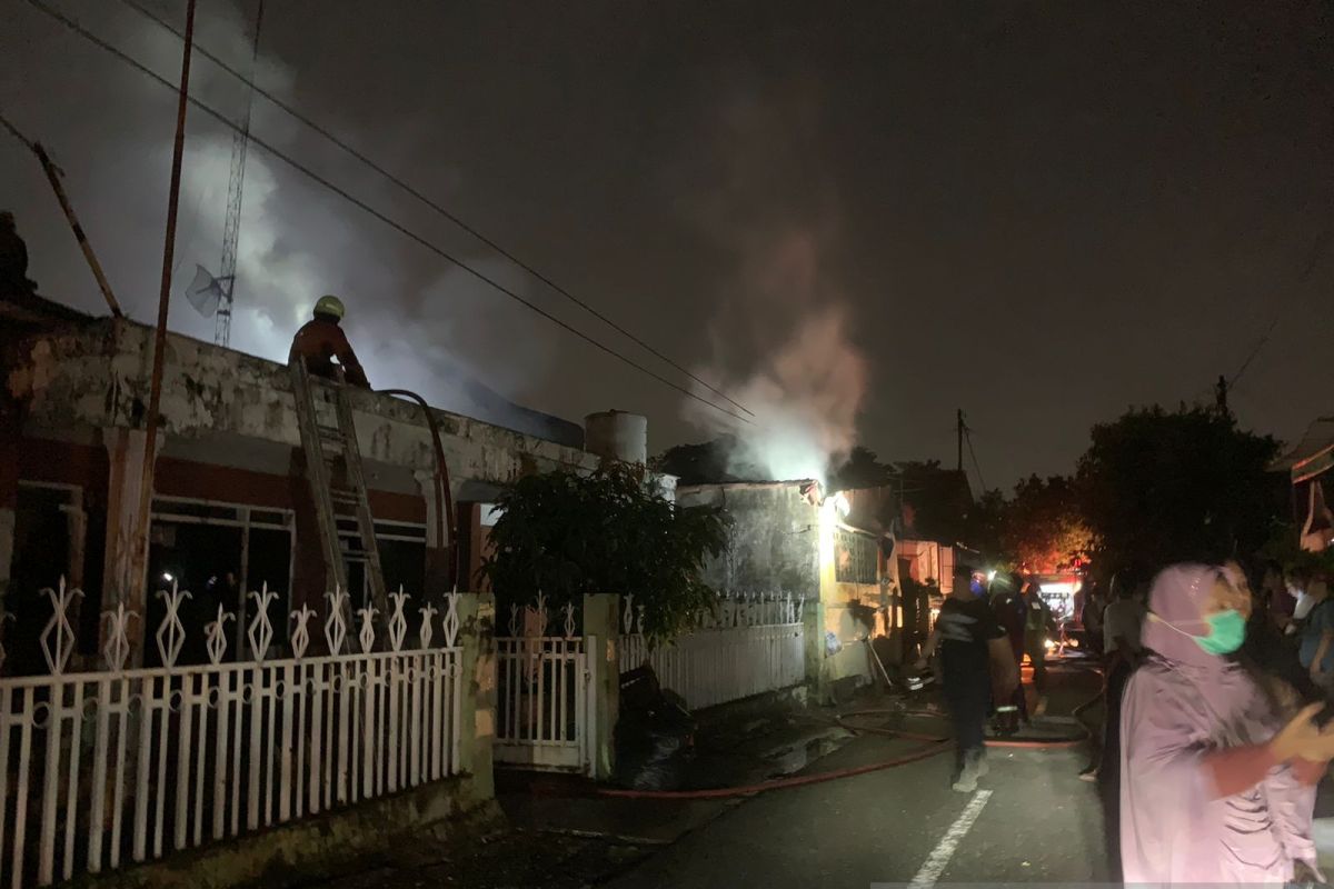 Tiga rumah dan sebuah mobil di Pekanbaru terbakar saat tengah malam