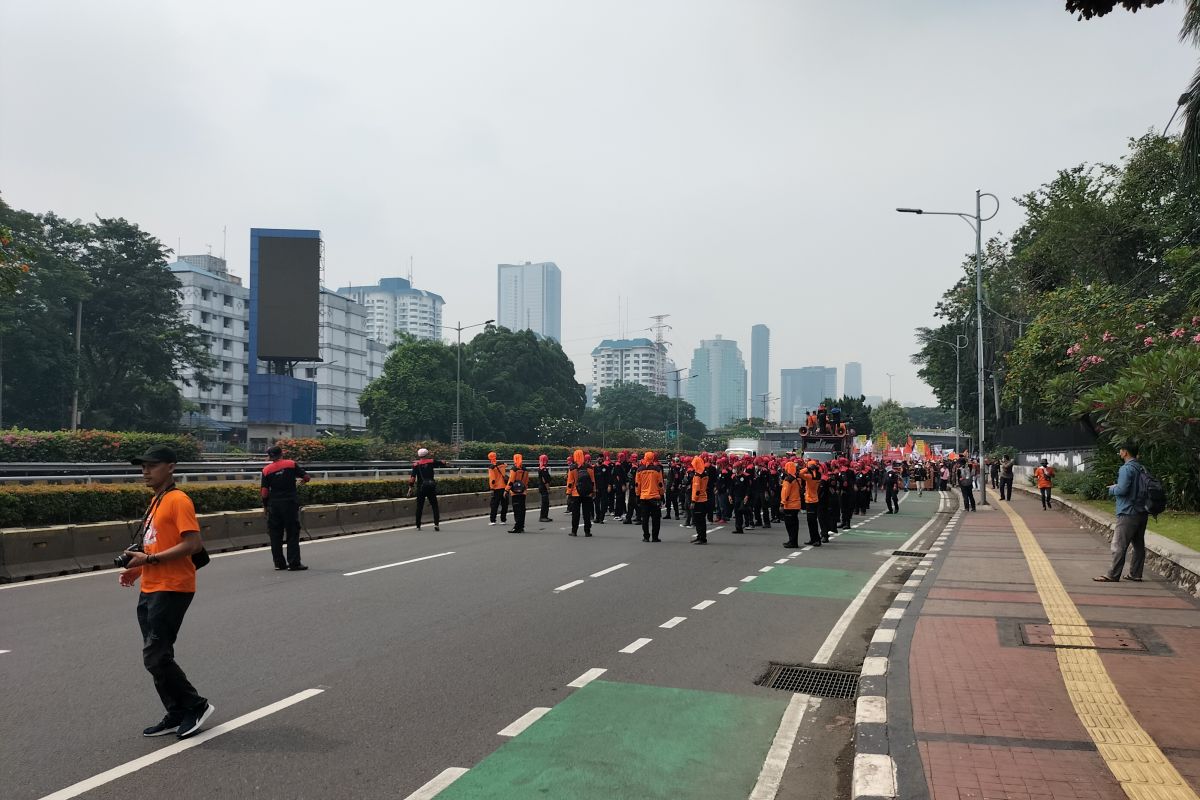 Buruh lakukan aksi jalan kaki dari GBK ke Gedung DPR/MPR RI