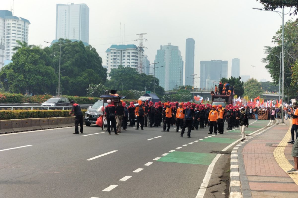 Para Buruh  aksi jalan kaki dari GBK ke gedung DPR/ MPR RI