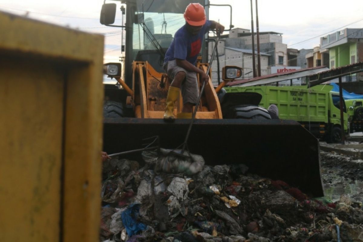 DLHK Polewali Mandar ajak masyarakat kelola sampah yang bernilai ekonomis