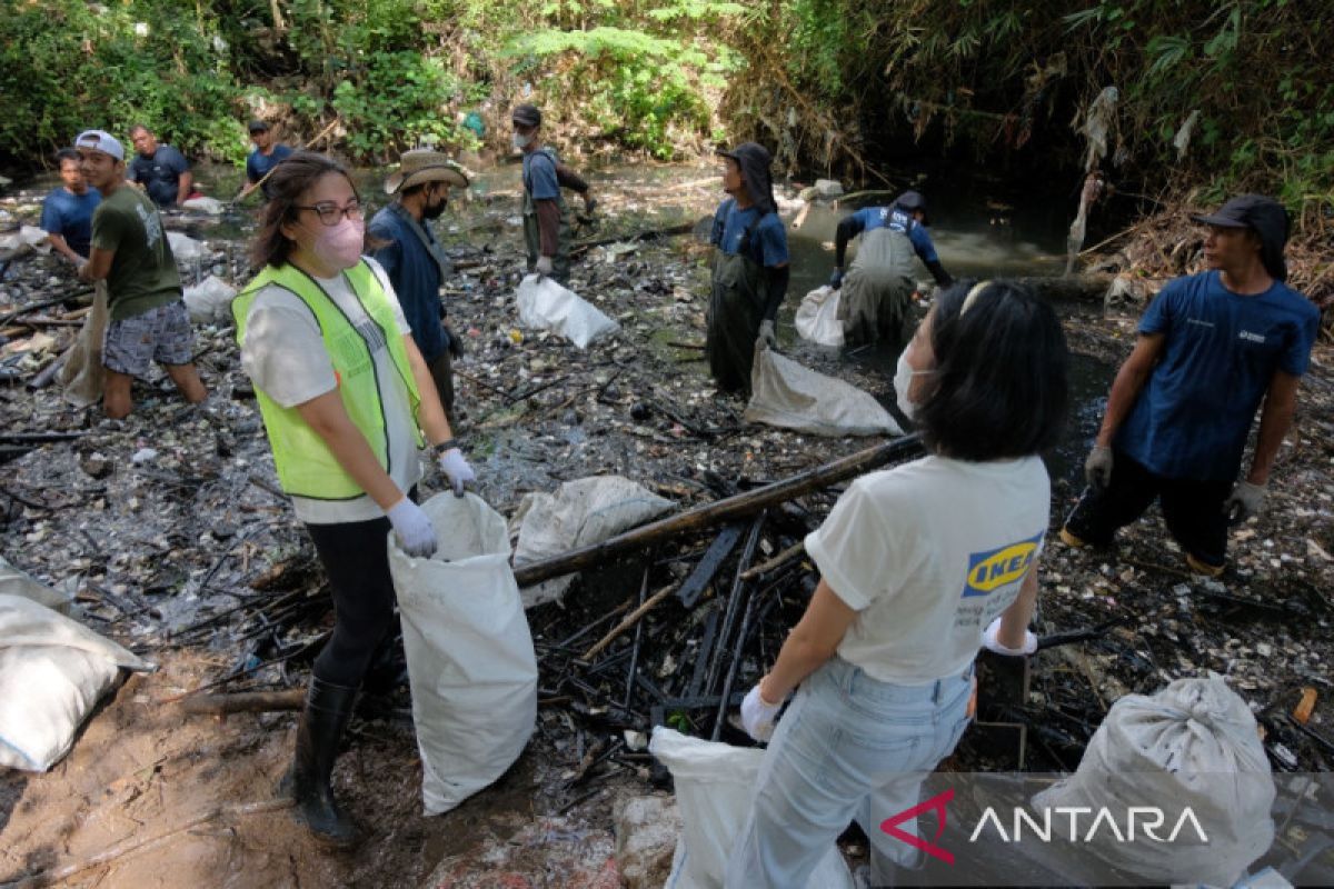 IKEA-relawan Bali adakan "River Clean Up" untuk kurangi sampah plastik