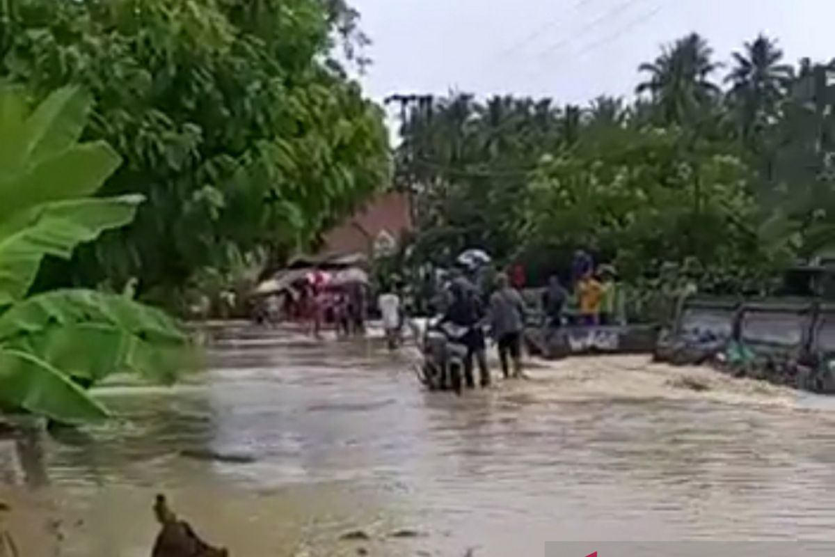 Banjir landa Desa Tanalanto  akibat luapan Sungai Tindaki di Kabupaten Parimo