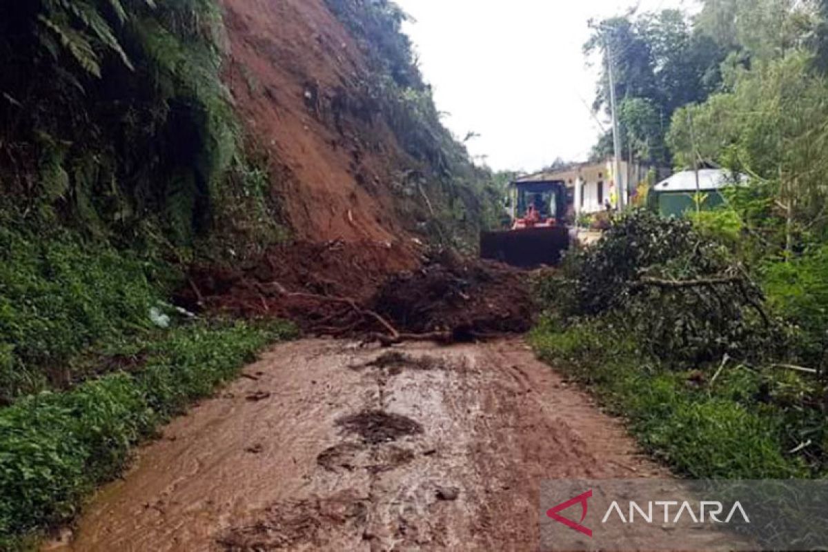 Jalan menuju kawasan wisata Karangtaraje di Lebak longsor