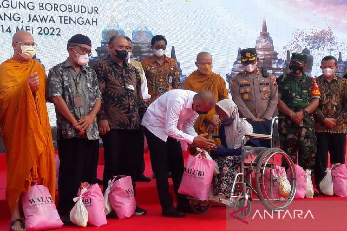 Pembagian sembako awali perayaan Waisak di Borobudur