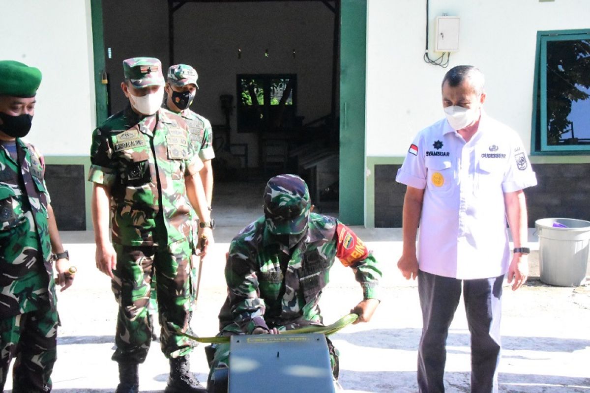 Gubernur Riau bersama Danrem 031 Wira Bima tinjau dan uji coba mesin serut lidi UMKM