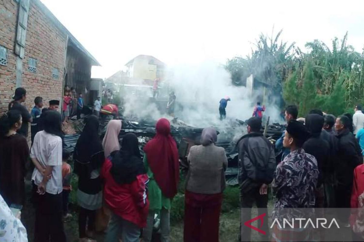 Rumah tua dihuni perempuan lanjut usia ludes terbakar, tak ada korban