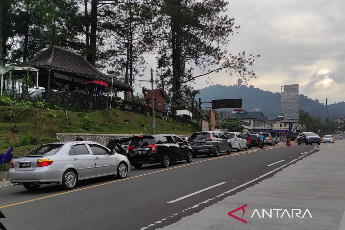 Polres Cianjur lakukan sistem satu arah antisipasi macet total