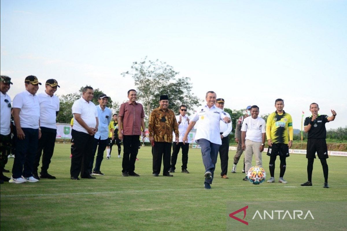 Ribuan masyarakat sambut sntusias Gubri dan Wagubri di Lapangan Bola Internasional Rohul