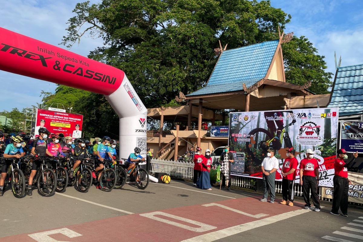 Gowes tilas pahlawan HSS peringati HUT Proklamasi ALRI