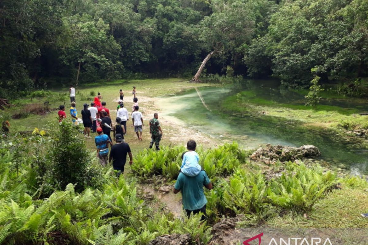 Babinsa Biak Kota dampingi wisatawan berwisata ke negeri dogeng