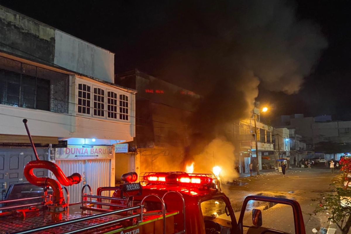 Dua unit mobil milik warga Nagan Raya dan Langsa terbakar di Banda Aceh