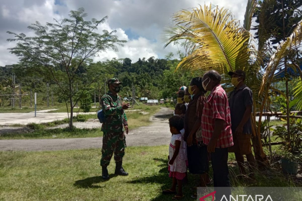 Babinsa Biak Timur ajak warga jaga kebersihan lingkungan